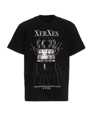 S'YTE x KOICHI IYODA ARTWORK PRINTED T-SHIRT -Xerxes-